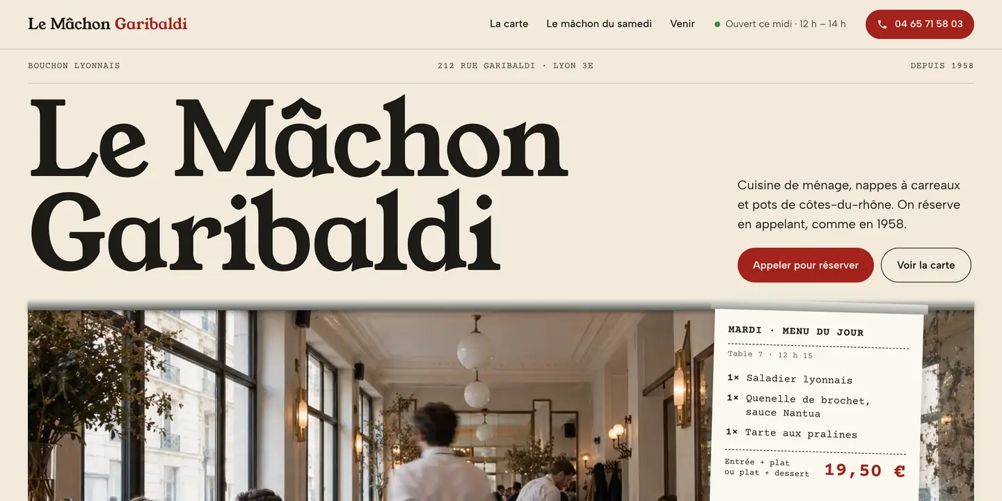 Nouveau site du Mâchon Garibaldi : nom en grand, photo de la salle un midi et ticket du menu du jour à 19,50 € accroché au rail, bouton Appeler pour réserver